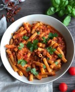 Pâtes au thon, sauce arrabbiata et courgettes